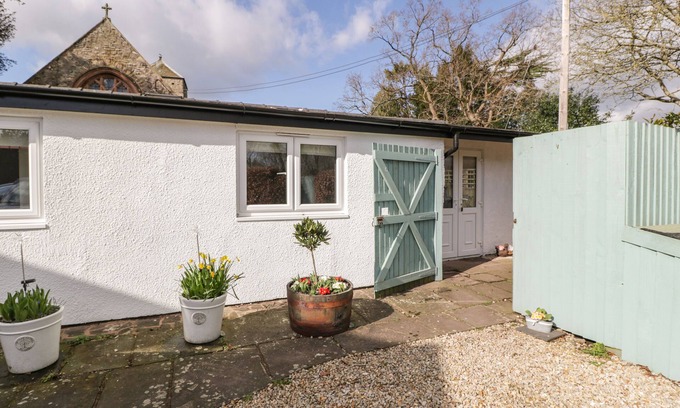 Llanvair Kilgeddin Cottage | RECTORY COTTAGE, pet friendly, with a garden in Abergavenny