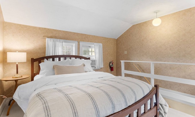 Mendon Apartment | Red Clover Inn 2-story Queen Suite near Killington
