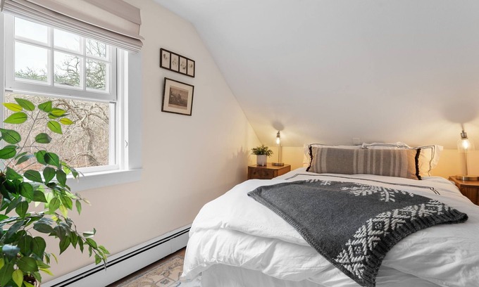 Mendon Apartment | Red Clover Inn: Queen Suite near Killington