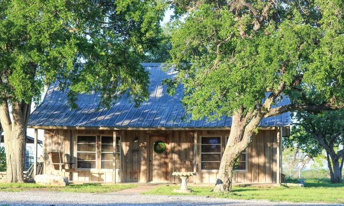 Lorena Cabin | Red Deer Lodge HiBanks Ranch 12 minutes from Magnolia Silos