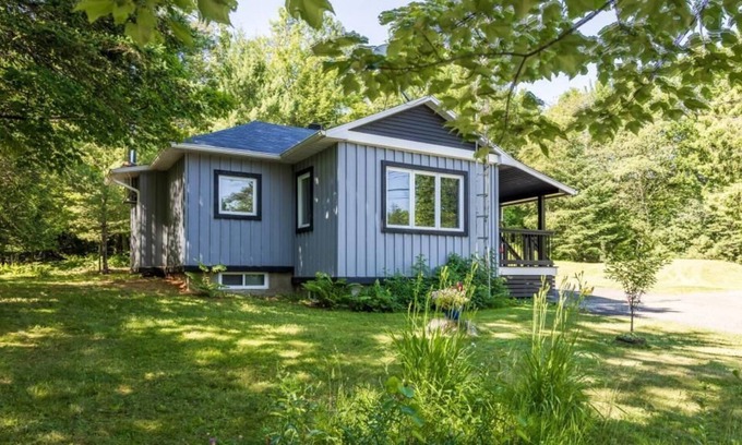 Bolton-Ouest Cottage | Red Door Cottage