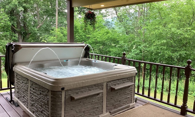 Windham House | Red Fox T.H. & Spa hot tub - mini golf & tee off &outside living room & firepit