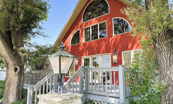 Marion House | Red Haven Retreat - County Lake & Park