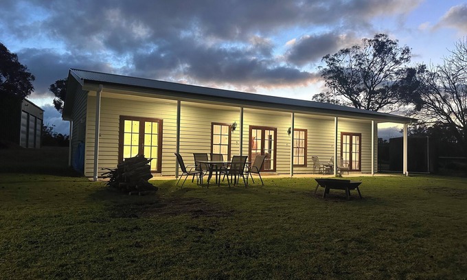 Evans Plains House | Red Hill Farmstay Bathurst, 3BR Country Stay, only minutes to CBD. Sleeps 8