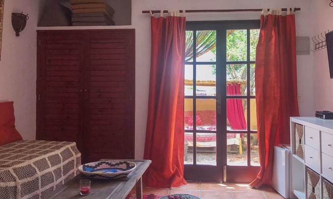 Es Canar Apartment | Red, Idyllic Apt. + Hammock + Sun Loungers, Pushbike Area, Beach, Hippy Market