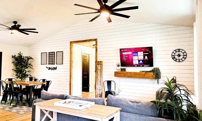 Rogers House | Red River Gorge Vacation Home Fiber WiFi + W/D