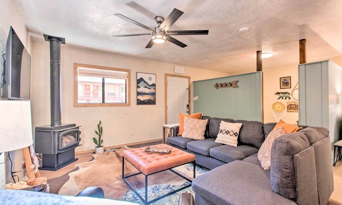 Red River House | Red River Retreat: Walk to Lifts, Mtn Views!