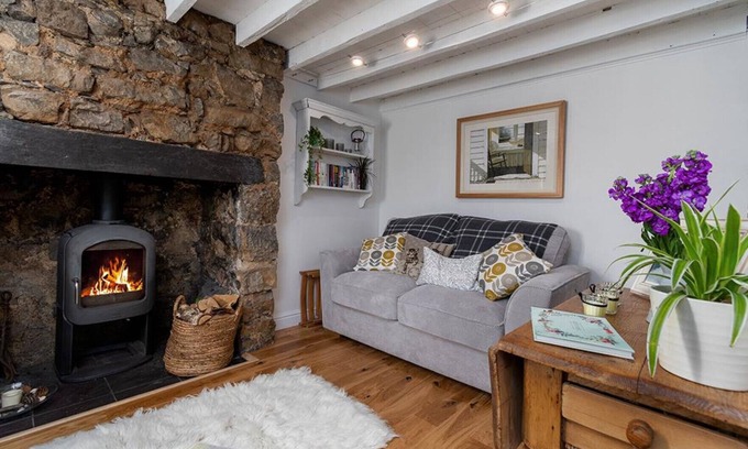 Brynsiencyn Cottage | Red Robin Cottage - One Bedroom Cottage, Sleeps 2