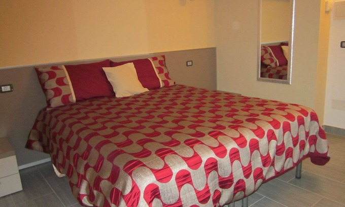 Campolattaro Hotel | Red Room - Bedroom with lake view