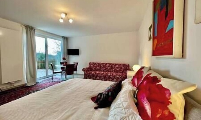 Eddigehausen Apartment | 🌹Red Rose – A Symbol of Timeless Beauty🌹