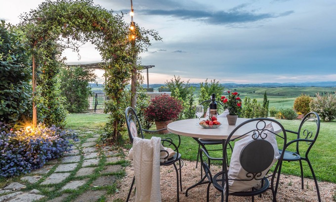 Monteroni d'Arbia Apartment | "Red Rose" apartment overlooking Siena
