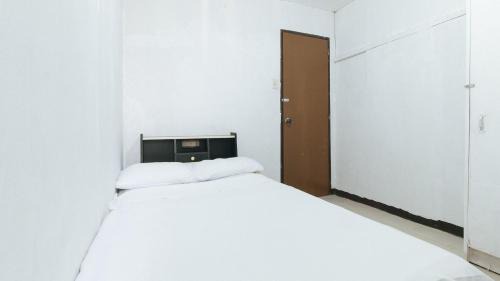 Iloilo Hotel | RedDoorz at Amora Villa Apartelle