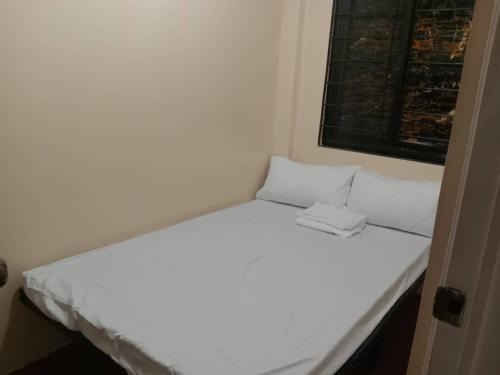 Rosales Hotel | RedDoorz @ JJ & KAYE APARTMENT