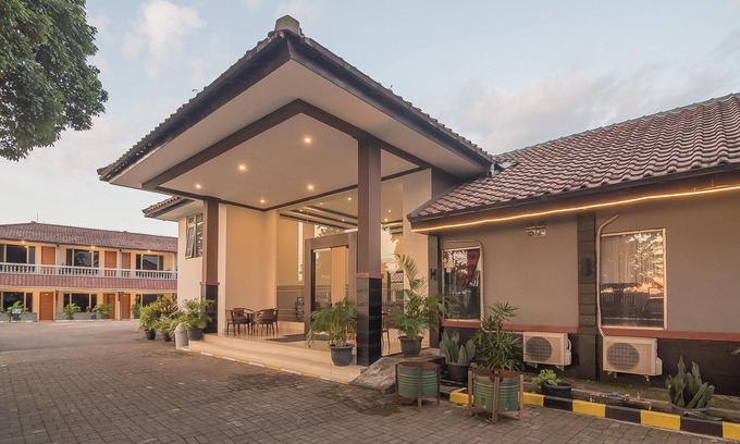Subang Hotel | RedDoorz near Alun Alun Subang