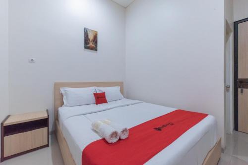 West Cirebon Hotel | RedDoorz near CSB Mall Cirebon