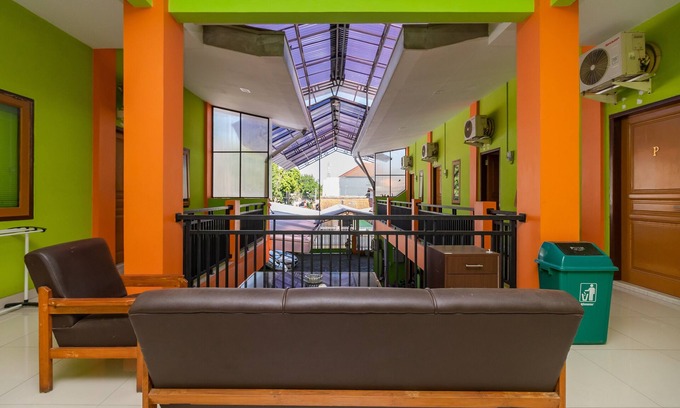 North Cirebon Hotel | RedDoorz near Kejaksan Station Cirebon 2
