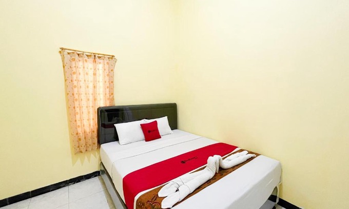 Blitar Hotel | Reddoorz Near Makam Bung Karno Blitar