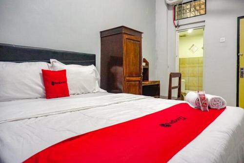 Buleleng Hotel | RedDoorz near Penimbangan Beach Singaraja