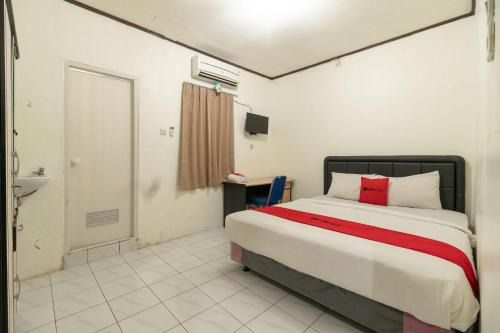 Gandaria-selatan Hotel | RedDoorz near Pondok Indah Water Park