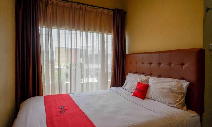 Surakarta Hotel | RedDoorz near Rumah Sakit Ortopedi Dr Soeharso