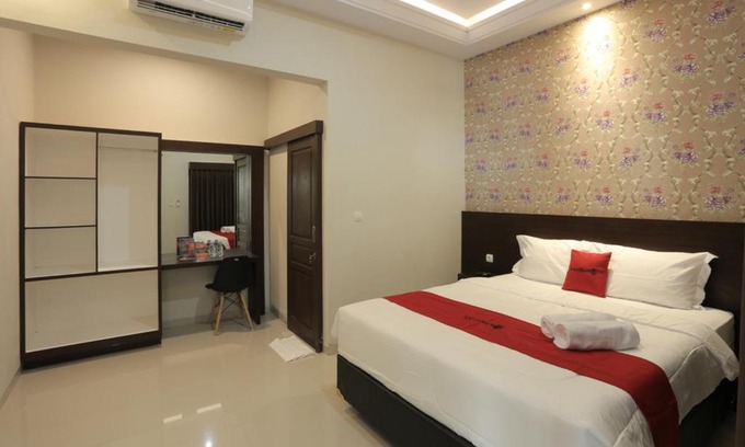 Solo City Centre House | RedDoorz Plus near Solo Paragon Mall