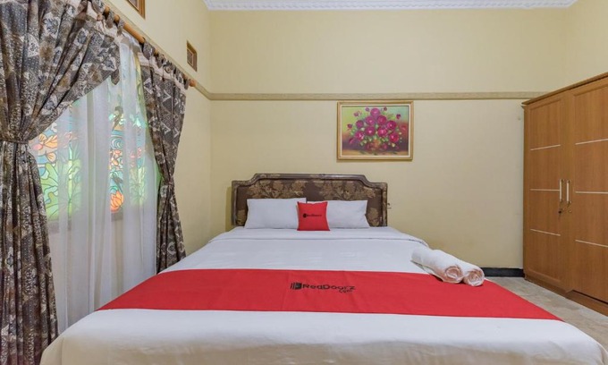 Tasikmalaya Hotel | RedDoorz Syariah at Bumi Eyang Enin Homestay Tasikmalaya