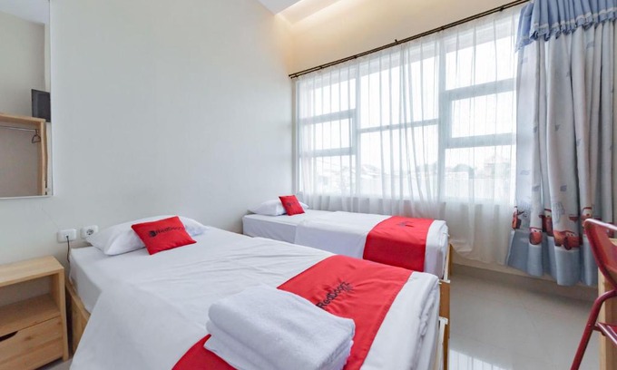 Subang Hotel | RedDoorz Syariah near DPRD Kabupaten Subang