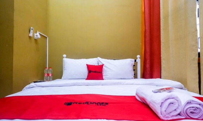 Colomadu Hotel | RedDoorz Syariah near Exit Toll Ngemplak Solo