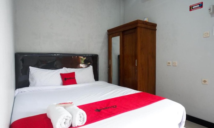 Rembang Hotel | RedDoorz Syariah near Rumah Sakit Bhina Bhakti Husada