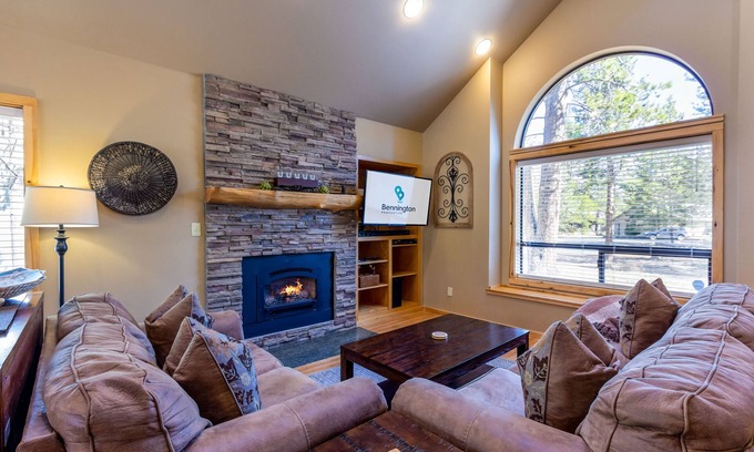 Sunriver House | REDW07 - Gorgeous Home, New Hot Tub, Bonus Room, Gas Fireplace