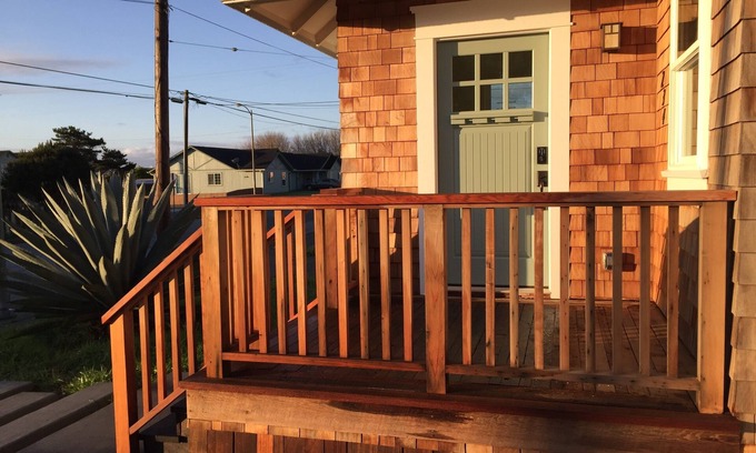 Crescent City House | Redwood Bungalow – built in 1923, Newly Renovated