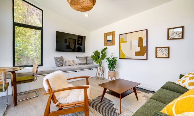 Roosevelt House | Redwood City Escape with Big-Screen TV!