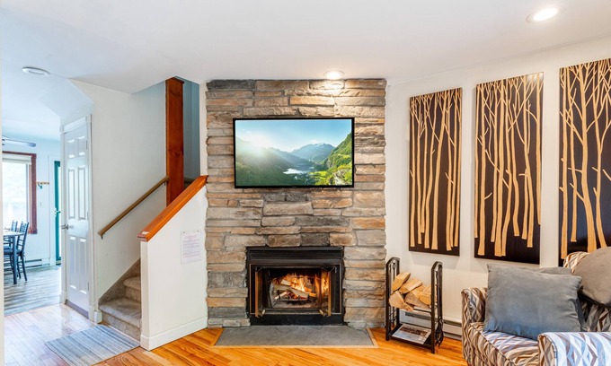 Windham House | Redwood Retreat in Windham - minutes to Mtn!