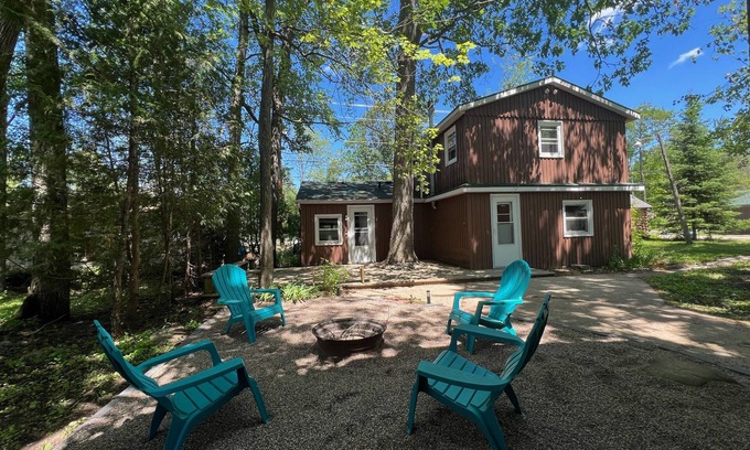 Shawano Cottage | Reel Paradise- a stone’s skip away from the gorgeous Shawano Lake