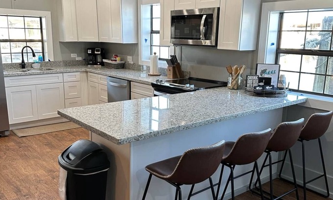 Venice House | Reel Therapy 3- Venice Marina (B Dock) *3 Separate Bedrooms*