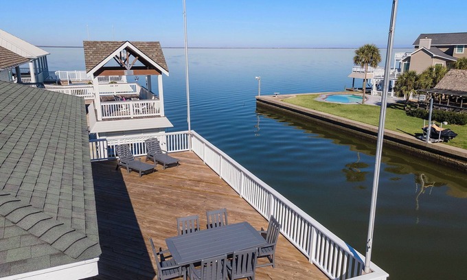 Isla Del Sol House | Reelview | Canal Front Retreat