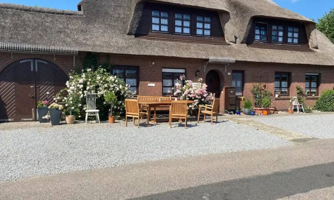 Poppenbull Apartment | Reetdach-app. "landhus Achter de Kark - Stüerboord" in Poppenbüll für 2 Personen