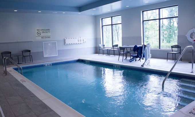 Cranberry Township Hotel | Refreshing Indoor Pool & Free Breakfast Near Cranberry Mall!