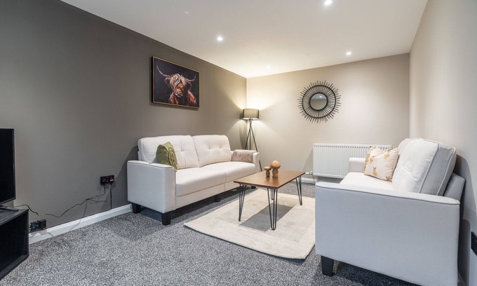 Lanark Apartment | Refreshing Modern Apartment in Lanark