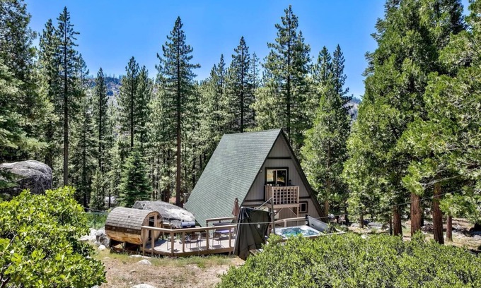 Christmas Valley Cabin | Reindeer A Frame with Hot tub and Sauna, Pet Friendly Escape the Heat wave