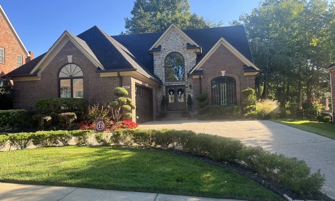 Lake Forest House | Relax and enjoy Golden Retreat while in town for the Kentucky Derby Festivities.