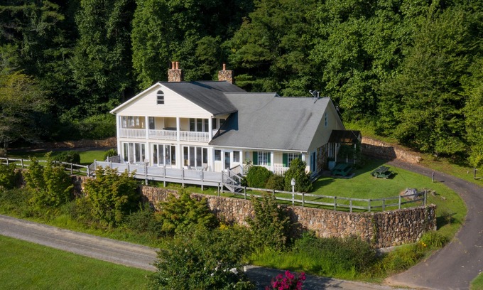 Fries House | Relax and enjoy the beauty of the New River & mountains