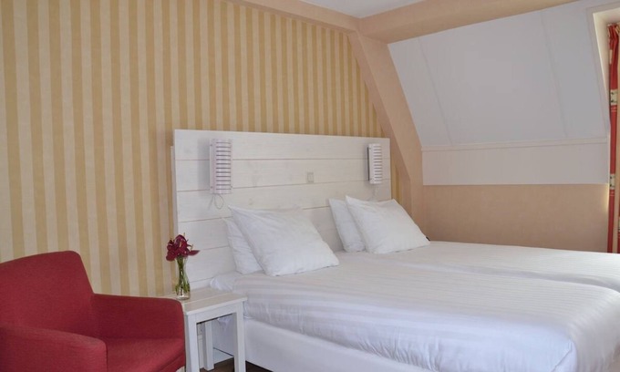 De Koog Hotel | Relax and Recharge! Free Breakfast, Close to De Koog Beach!