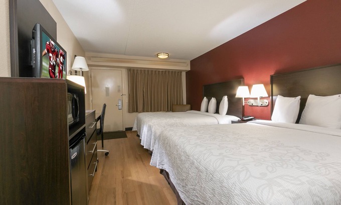 Secaucus House | Relax and Unwind! Pets Allowed, Free Parking, Short Drive to MetLife Stadium