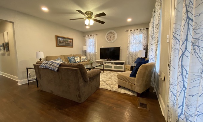 Fort Worth Cultural District House | Relax at the Lonestar Lodge! Close to all the fun in DFW!
