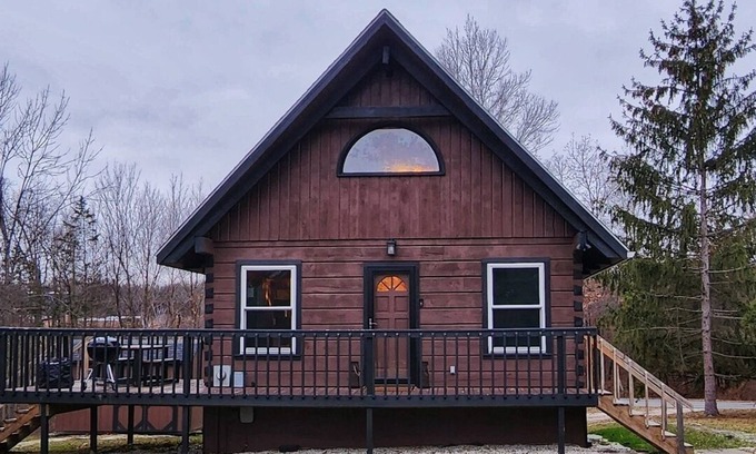 Athens Cabin | Relax at this cozy 2 bedroom 2 bathroom getaway