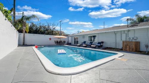 Lakeland Highlands House | Relax in Lakeland Home, Swim, Pool, Arcade LegoLand, Disney, Bush Garden