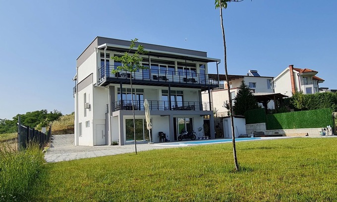 Titov Veles Apartment | Relax in Style-Modern Lake Apartments in a Quiet Setting