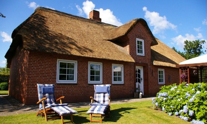 Risum-Lindholm House | Relax in the 100-year-old thatched roof house with a large garden