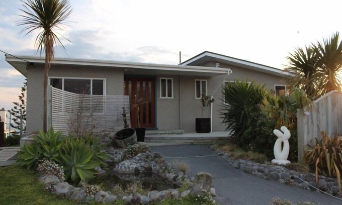 Castlecliff House | Relax in the Wanganui Dunes